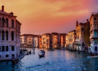 Venezia, cosa vedere nella città più romantica al mondo Venezia-gondole-canali-tramonto