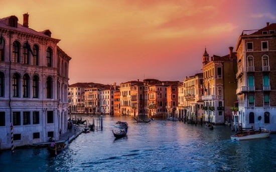 Venezia-gondole-canali-tramonto