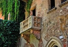Visitare Verona: cosa vedere e fare nella città di Romeo e Giulietta Il famoso balcone di Romeo e Giulietta a Verona