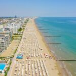 Quanto costa una giornata in spiaggia in Veneto: prezzi di ombrellone e lettini (Jesolo, Bibione, Caorle, Chioggia e Lido) + extra che fanno lievitare il conto