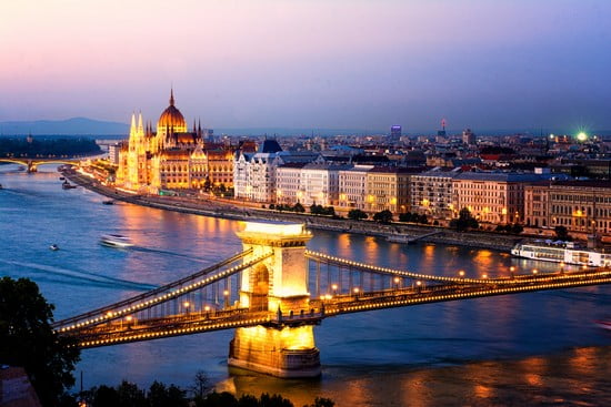 Parlamento Ungherese e Ponte delle Catene sul Danubio - Budapest, Ungheria