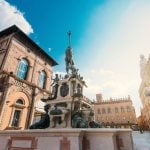 Bologna a Natale e Capodanno: itinerario tra portici illuminati, mercatini e Vecchione