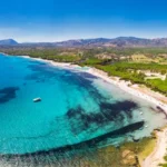 Come arrivare in Sardegna: in aereo, in traghetto, in auto e in treno