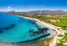 Come arrivare in Sardegna: in aereo, in traghetto, in auto e in treno
