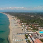 Costo spiaggia in Toscana: prezzi di ombrellone e lettini (Versilia, Maremma, Elba) + extra, trucchi anti-salasso e quando conviene davvero andare