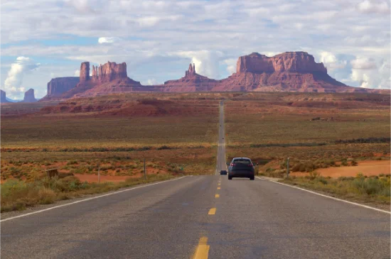 Auto lungo la Scenic Drive della Monument Valley