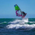 Dove fare Windsurf in Italia: le 10 località imperdibili per una vacanza all’insegna del vento