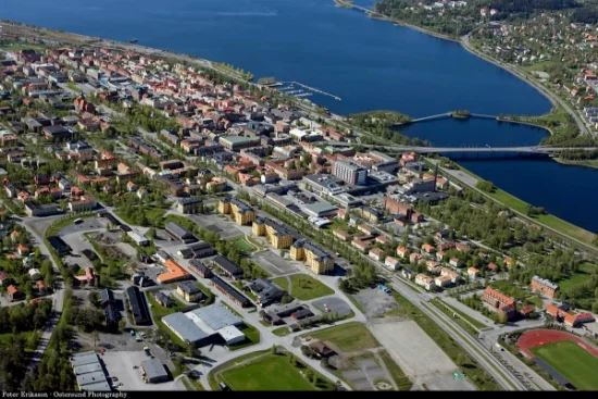 Vista panoramica di Östersund in Svezia sul lago Storsjön