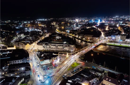 Galway illuminata di sera in Irlanda