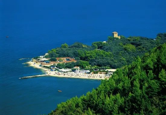 Baia di Portonovo ai piedi del Monte Conero