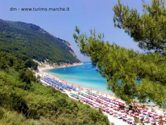 Spiaggia di San Michele a Sirolo sulla Riviera del Conero