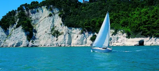 Vela al largo della Riviera del Conero