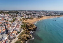 Algarve on the road in 7 giorni: itinerario tra Faro, Tavira, Albufeira e la costa occidentale Albufeira e Praia dos Pescadores viste dall’alto in Algarve