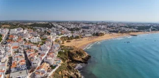 Algarve on the road in 7 giorni: itinerario tra Faro, Tavira, Albufeira e la costa occidentale Albufeira e Praia dos Pescadores viste dall’alto in Algarve