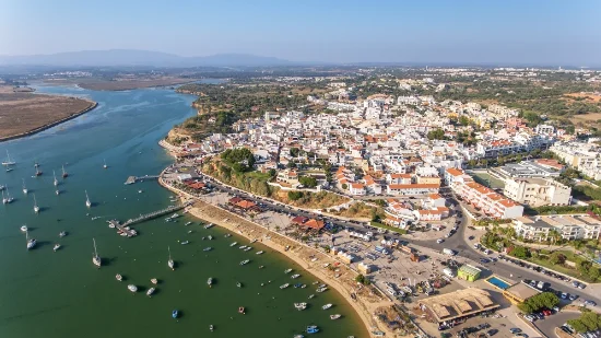 Veduta aerea di Alvor nell’Algarve portoghese