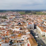 Alentejo on the road: itinerario di 5 giorni tra Évora, Mértola e il Portogallo lento Veduta aerea di Évora nel cuore dell’Alentejo