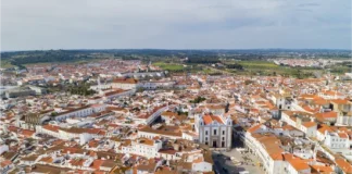 Alentejo on the road: itinerario di 5 giorni tra Évora, Mértola e il Portogallo lento Veduta aerea di Évora nel cuore dell’Alentejo