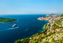 Dubrovnik in 3 giorni: itinerario tra mura, Stradun, Monte Srđ e mare Dubrovnik e il mare Adriatico visti dall’alto