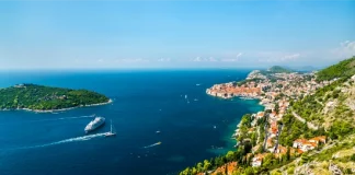 Dubrovnik in 3 giorni: itinerario tra mura, Stradun, Monte Srđ e mare Dubrovnik e il mare Adriatico visti dall’alto