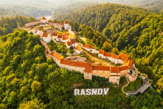 Fortezza di Râșnov tra i boschi della Transilvania