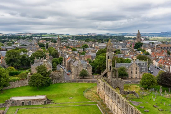 St Andrews con le rovine della cattedrale in Scozia