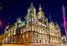 Glasgow in 2 giorni: itinerario tra architettura, musei, West End e River Clyde Glasgow City Chambers illuminati di sera