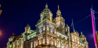Glasgow in 2 giorni: itinerario tra architettura, musei, West End e River Clyde Glasgow City Chambers illuminati di sera