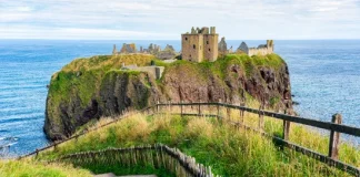 Costa orientale della Scozia: itinerario tra St Andrews, Dundee, Dunnottar e Aberdeen Dunnottar Castle sulle scogliere vicino Stonehaven in Scozia