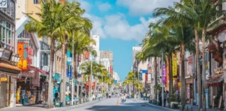Okinawa: cosa vedere in 7 giorni tra Naha, Churaumi Aquarium, spiagge e cultura Ryukyu Naha e paesaggio urbano di Okinawa in Giappone
