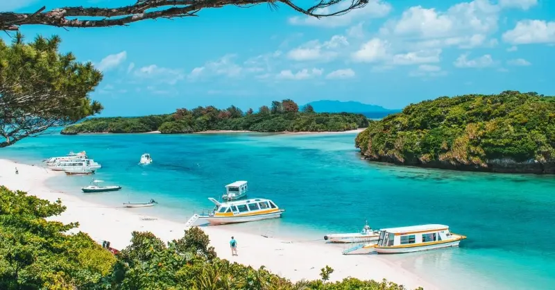 Spiaggia di Okinawa con acqua trasparente